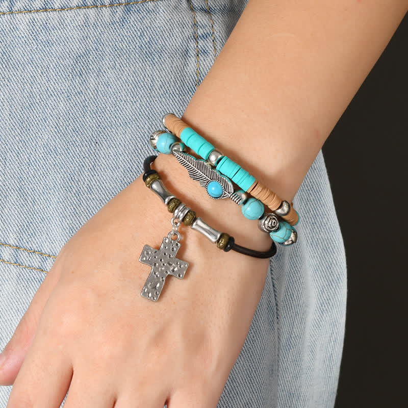 Bracelet en cuir superposé orné d'une croix turquoise et de plumes - image 1