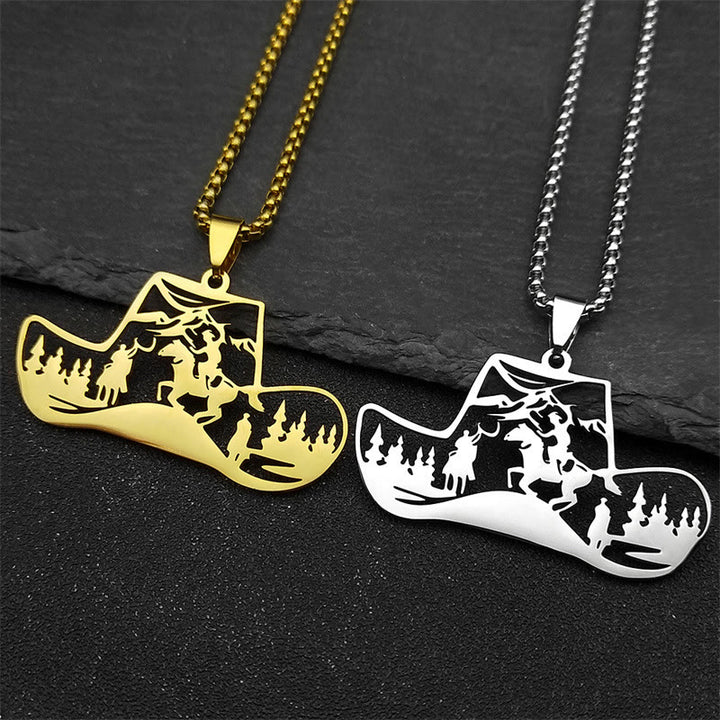 Collier pendentif en métal représentant un chapeau de cowboy western, avec chaîne et pendentif. - image 0