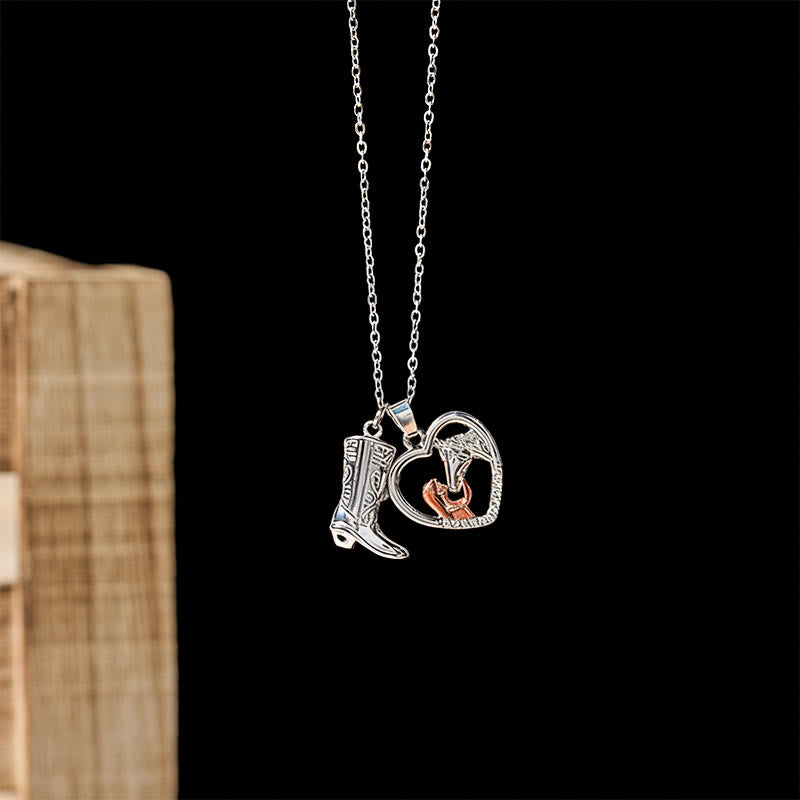 Collier style western argenté en forme de cœur représentant une tête de cheval et une botte - image 2