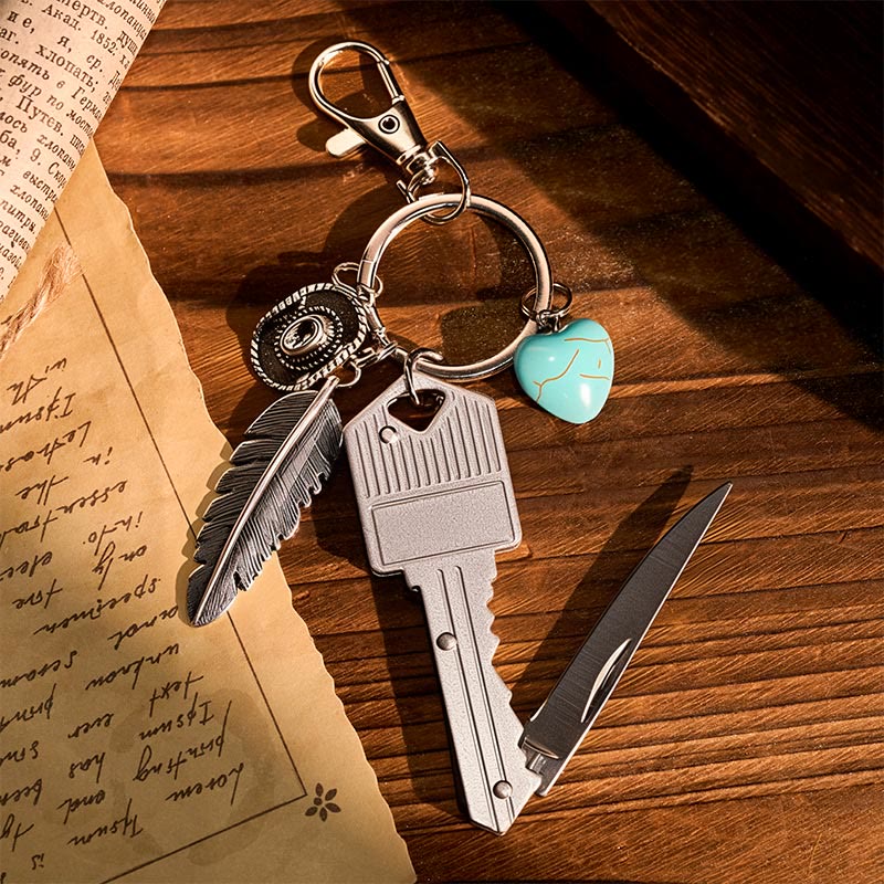 Porte-clés couteau pliant argenté avec pendentif turquoise et plume de style western - image 1