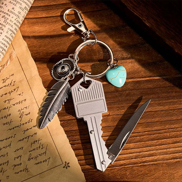 Porte-clés couteau pliant argenté avec pendentif turquoise et plume de style western - image 1