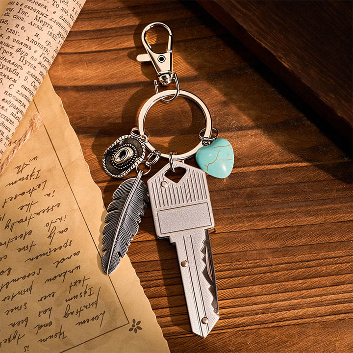 Porte-clés couteau pliant argenté avec pendentif turquoise et plume de style western - Argent - image 0