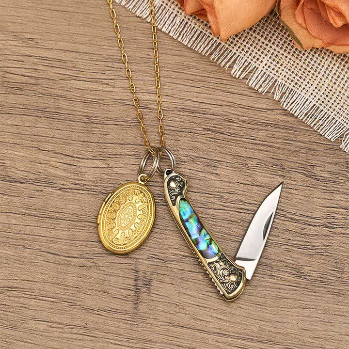 Collier double pendentif audacieux en nacre d'ormeau avec couteau et médaillon photo - Or - image 0