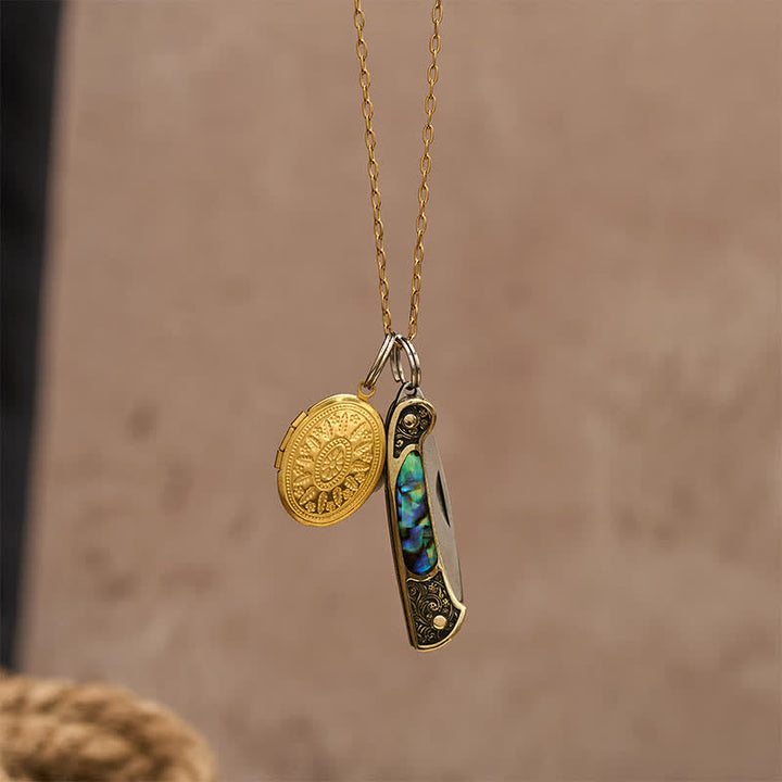 Collier double pendentif audacieux en nacre d'ormeau avec couteau et médaillon photo - image 5