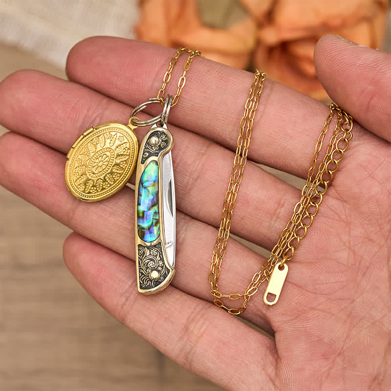 Collier double pendentif audacieux en nacre d'ormeau avec couteau et médaillon photo - image 1