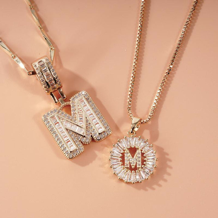 Collier pendentif lettre entièrement serti de diamants et plaqué or - image 0