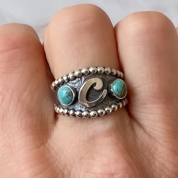 Bague vintage style western avec initiale géométrique et incrustation de turquoise - image 1