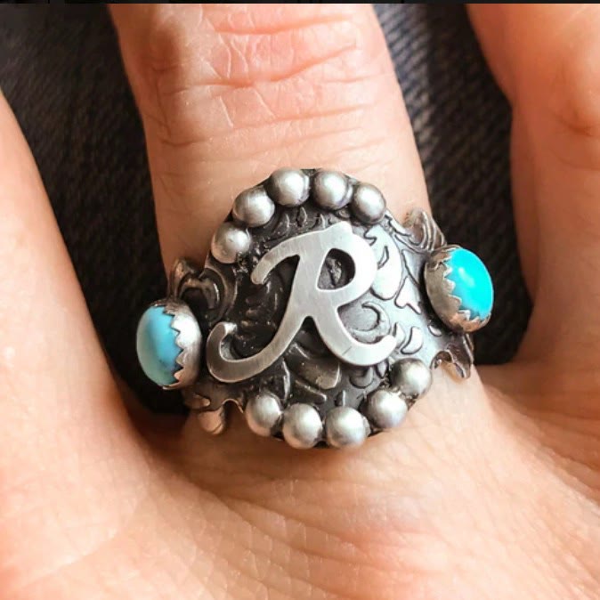 Bague vintage style western avec initiale géométrique et incrustation de turquoise - image 3
