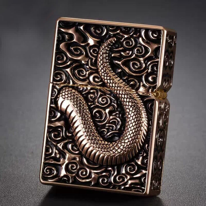 Briquet à kérosène rechargeable Cobra serpent noir et or - image 1