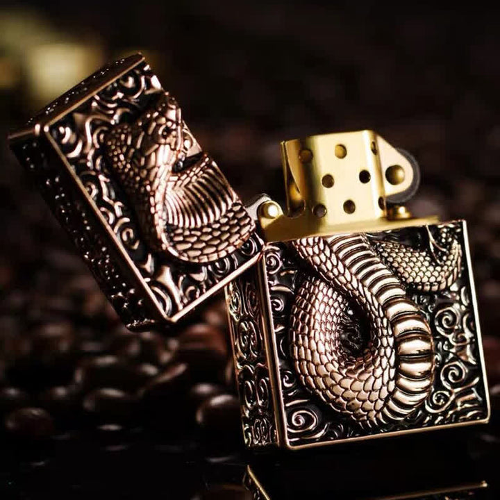 Briquet à kérosène rechargeable Cobra serpent noir et or - image 2