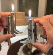 Étui à briquet en métal gravé en forme de botte de cowboy rétro - image 0