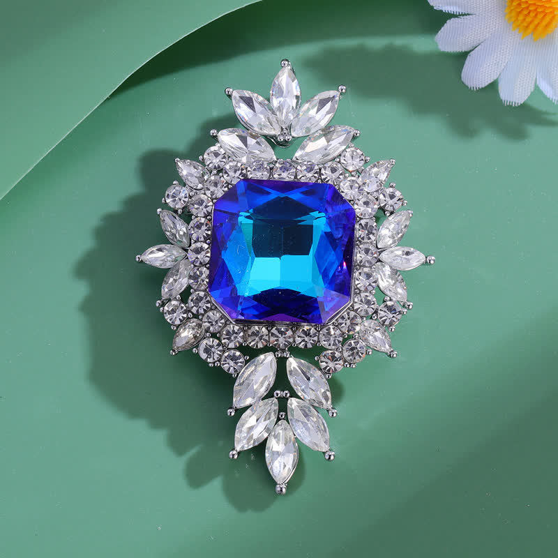Broche intemporelle en cristal bleu royal scintillant à motif floral - image 3
