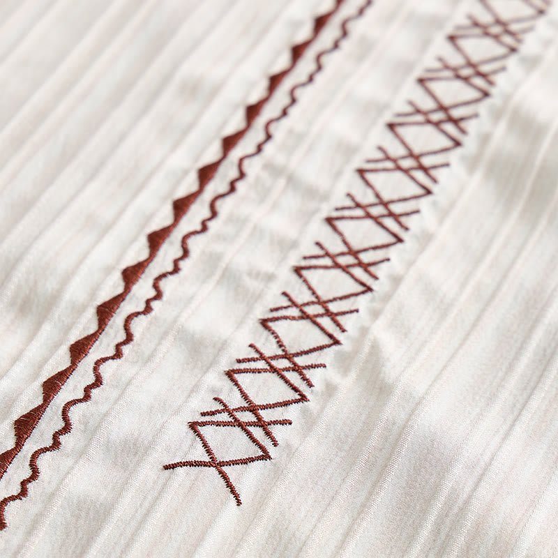 Chemise beige texturée artisanale avec broderie noire - image 5
