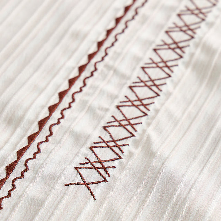 Chemise beige texturée artisanale avec broderie noire - image 5
