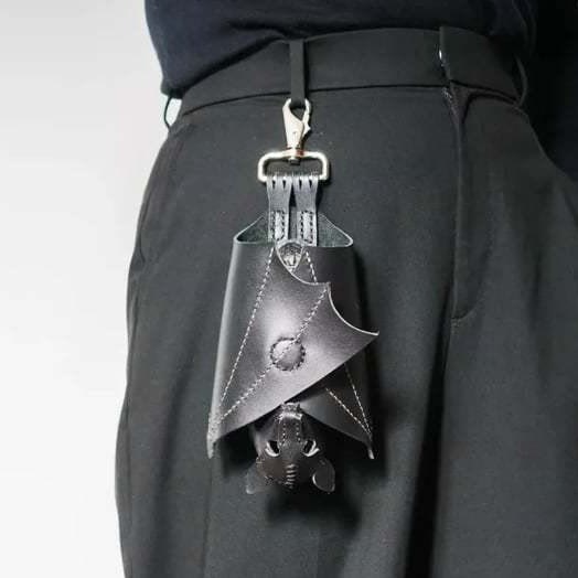 Pochette porte-clés en cuir en forme de chauve-souris The Midnight Guardian - image 1