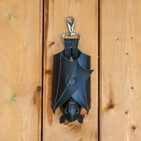 Pochette porte-clés en cuir en forme de chauve-souris The Midnight Guardian - image 2