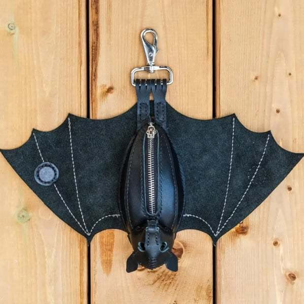 Pochette porte-clés en cuir en forme de chauve-souris The Midnight Guardian - image 3