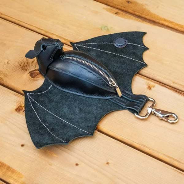 Pochette porte-clés en cuir en forme de chauve-souris The Midnight Guardian - image 4