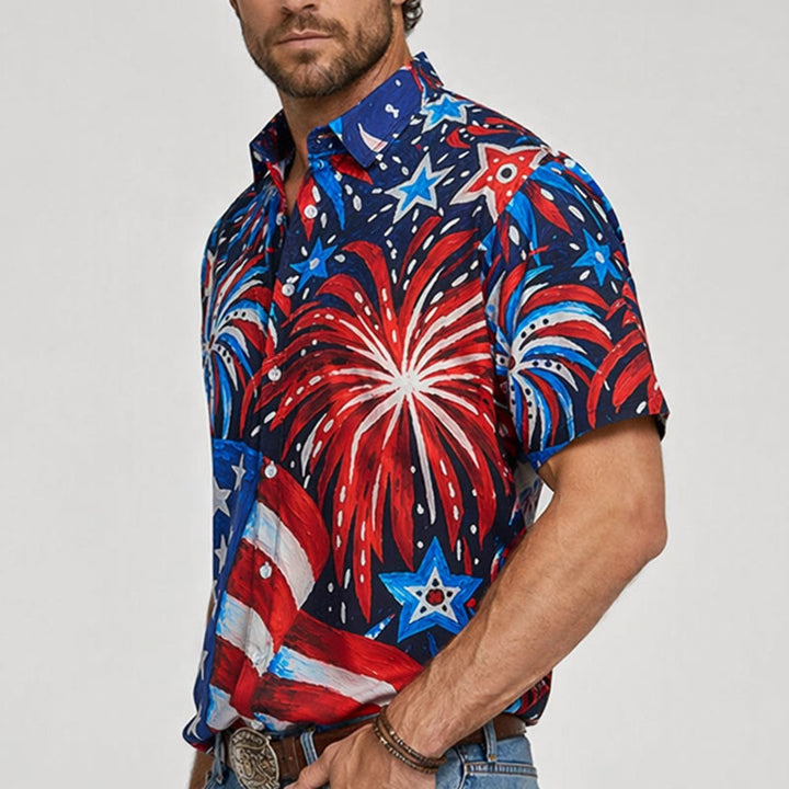 Chemise d'été patriotique imprimée drapeau américain et feux d'artifice - image 3