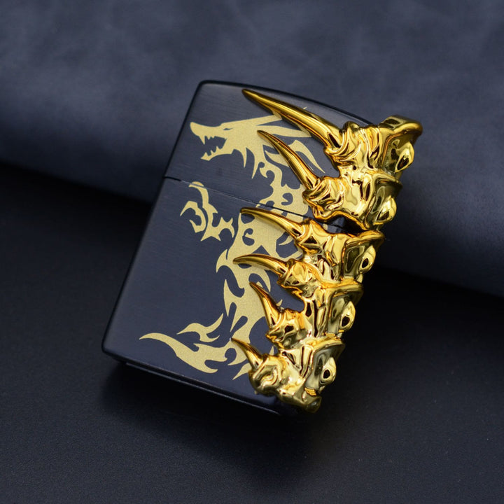 Briquet à butane rechargeable avec relief stéréoscopique de la colonne vertébrale d'un dragon - Noir mat - image 8