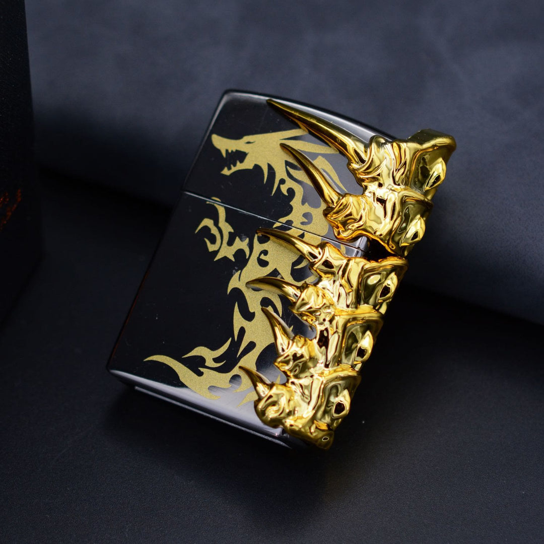Briquet à butane rechargeable avec relief stéréoscopique de la colonne vertébrale d'un dragon - Noir glacé - image 0