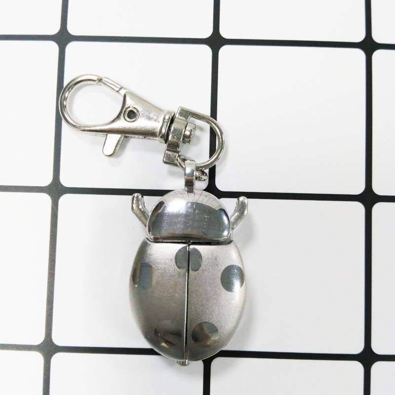Montre de poche ancienne en forme de scarabée à ailes articulées - Porte-clés argenté - image 0