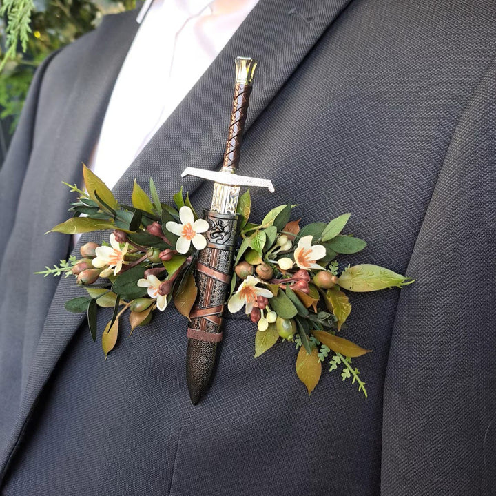 Boutonnière d'épée médiévale fantastique, broche de poche - Fleur et Épée - image 0