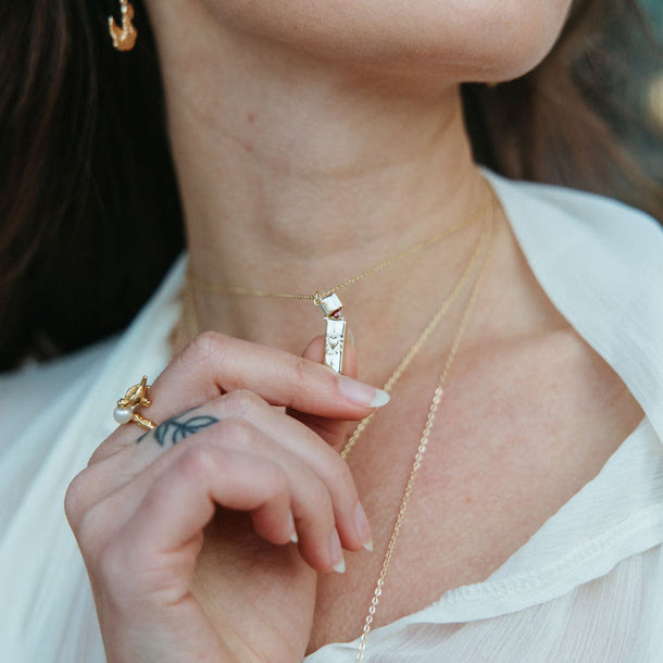 Collier pendentif en forme de briquet avec cœur flamboyant - image 1