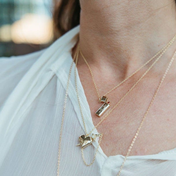 Collier pendentif en forme de briquet avec cœur flamboyant - image 5