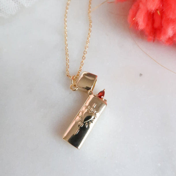 Collier pendentif en forme de briquet avec cœur flamboyant - Or - image 0