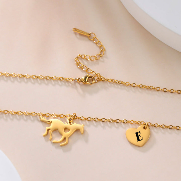 Collier pendentif délicat cheval avec initiale et cœur - image 1