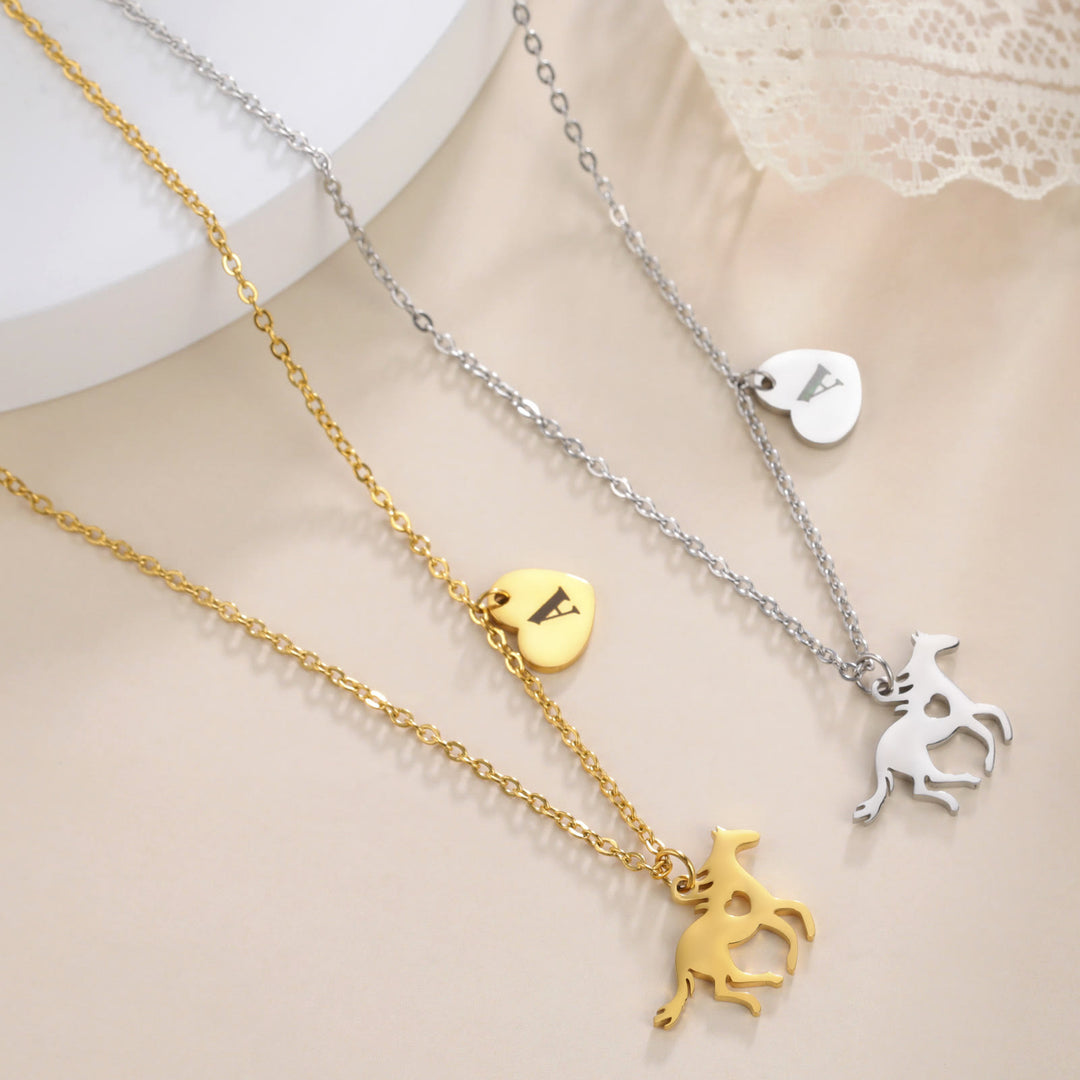 Collier pendentif délicat cheval avec initiale et cœur - image 3