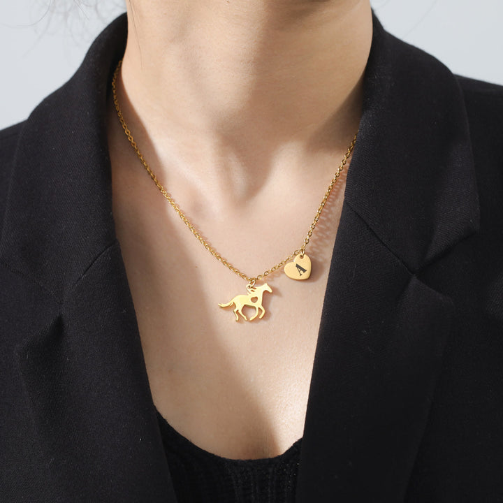 Collier pendentif délicat cheval avec initiale et cœur - image 0