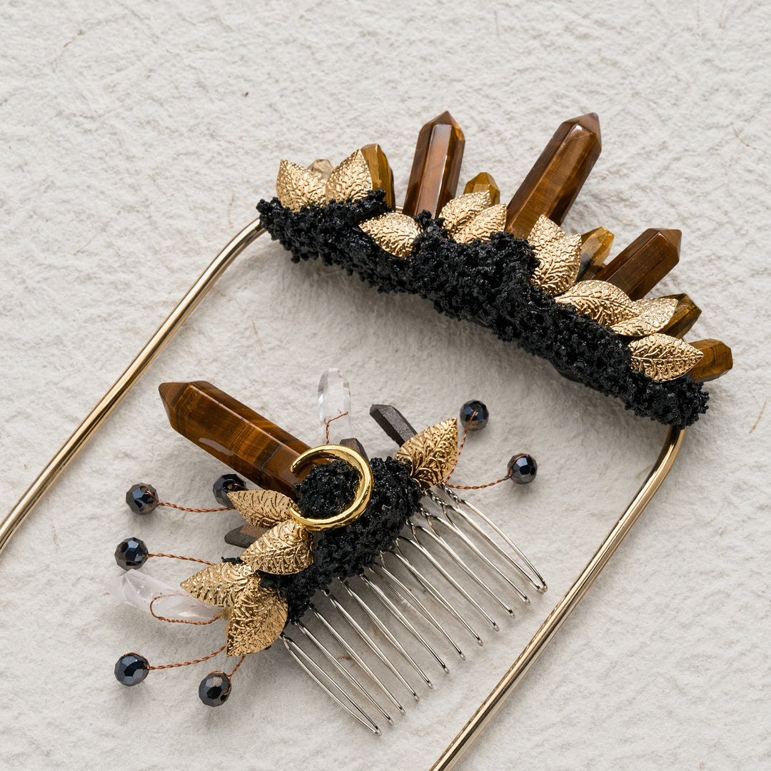 Boutonnière de poche artisanale pour le marié et peigne à cheveux en cristal pour la mariée (ensemble) - Brun et or - image 0