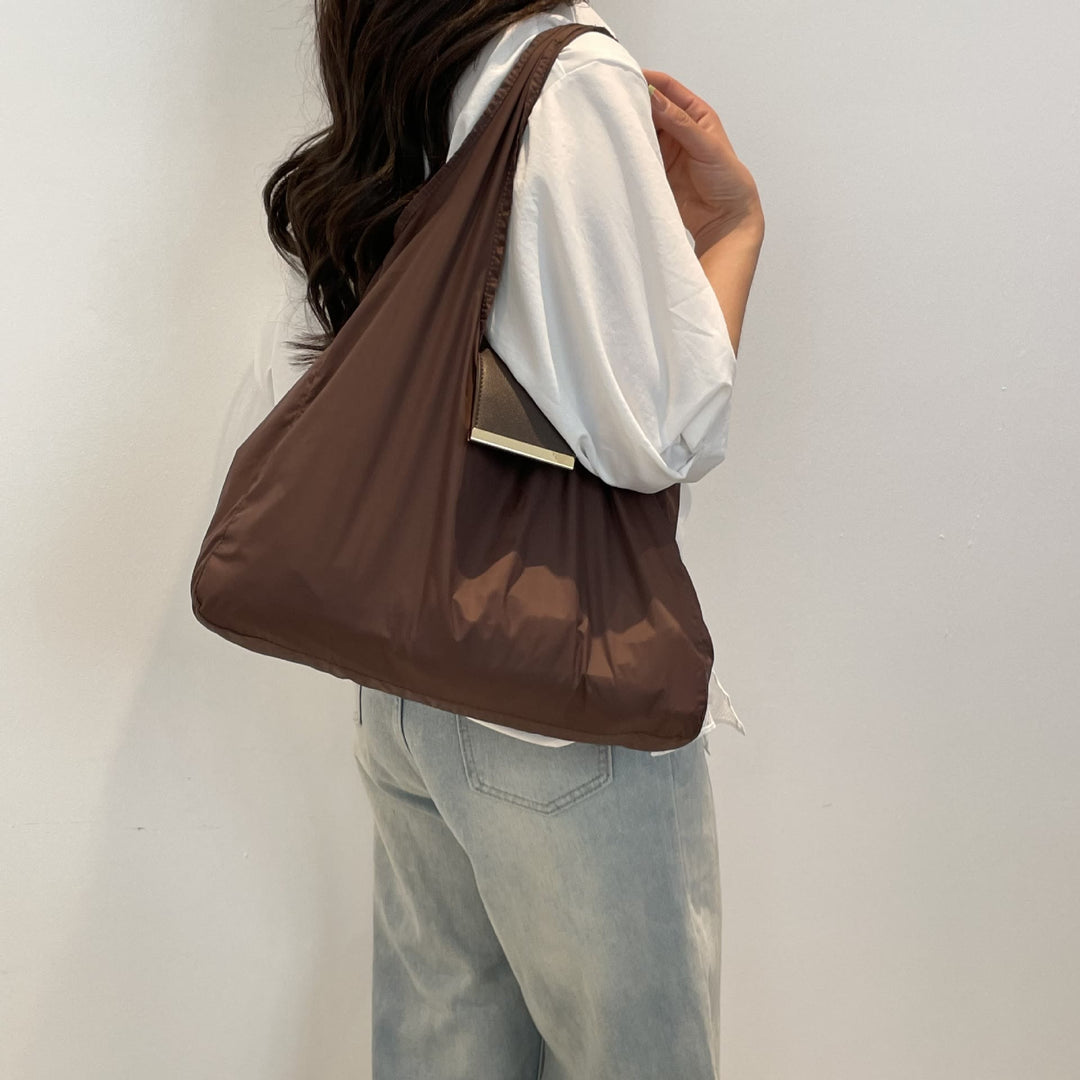 Sac fourre-tout pliable en nylon avec porte-clés et accent en cuir - image 5