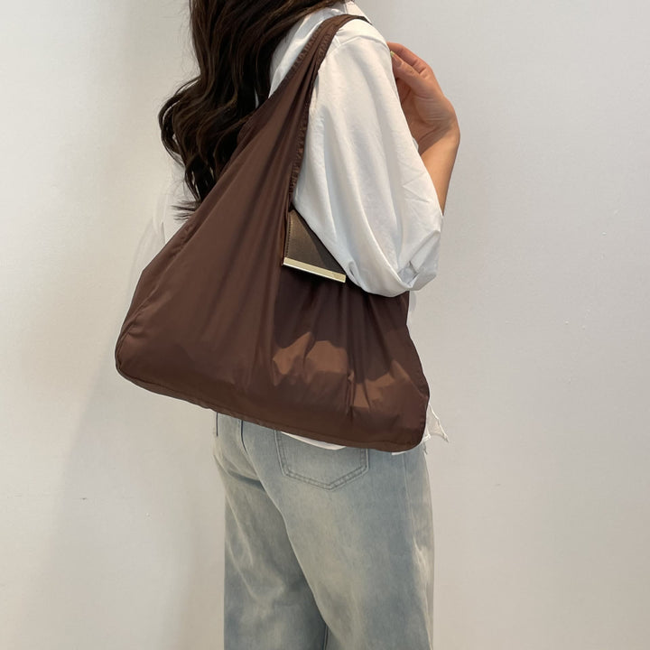 Sac fourre-tout pliable en nylon avec porte-clés et accent en cuir - image 5