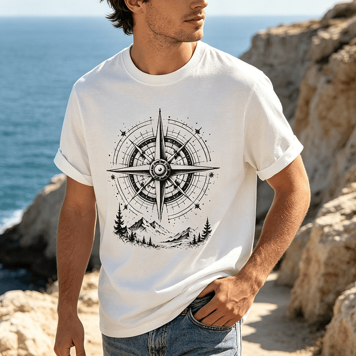 T-shirt western avec motif boussole de montagne dessinée à la main à l'encre noire - image 0
