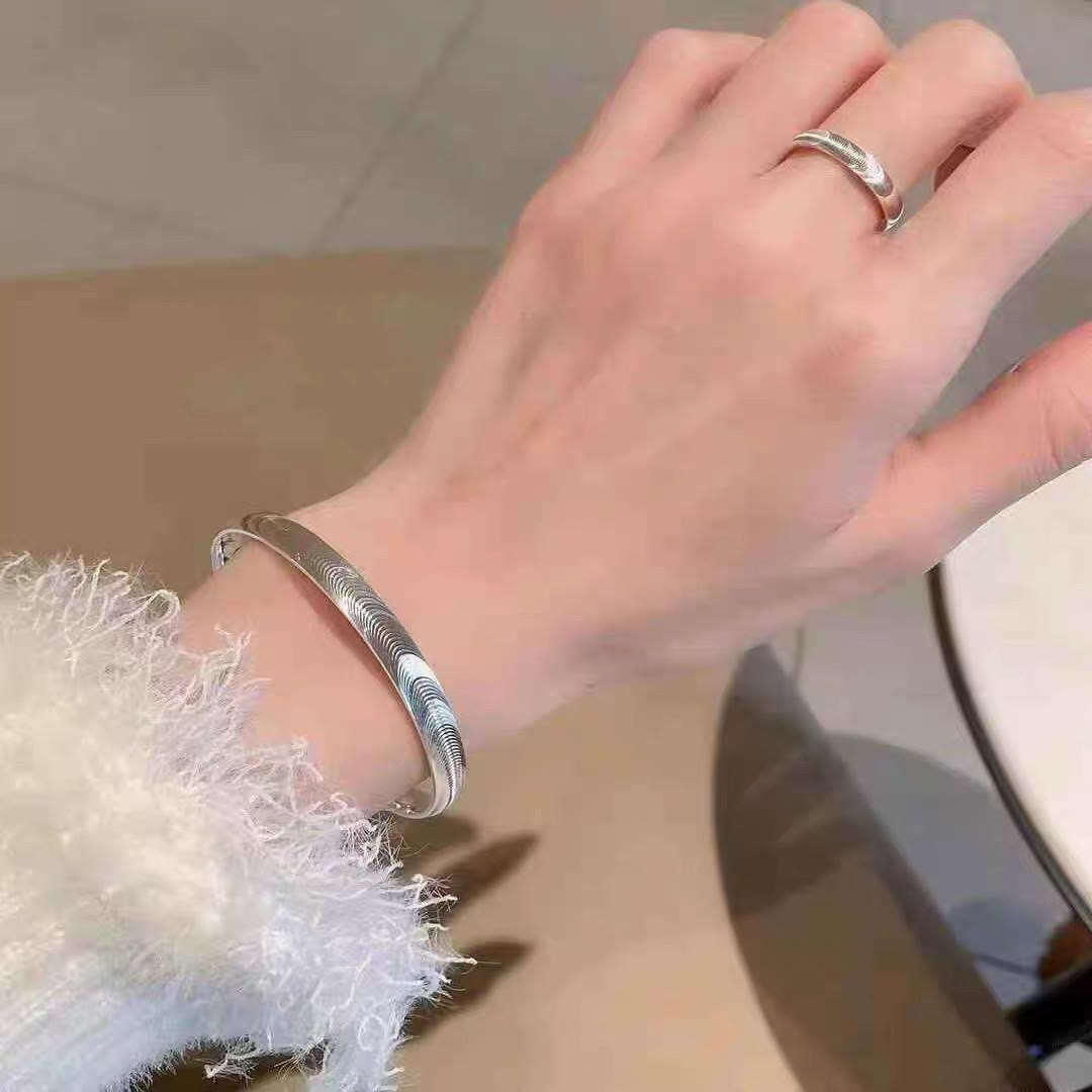 Bracelet manchette ouvert en argent, design minimaliste inspiré des vagues - image 2