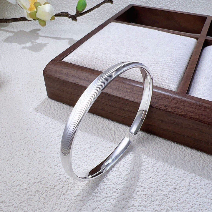 Bracelet manchette ouvert en argent, design minimaliste inspiré des vagues - image 7