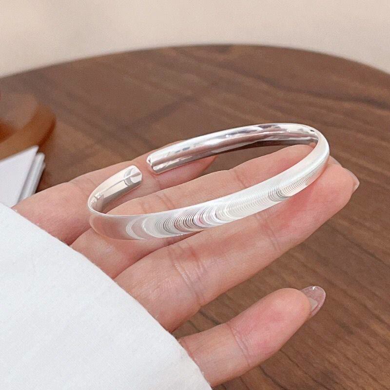 Bracelet manchette ouvert en argent, design minimaliste inspiré des vagues - image 5