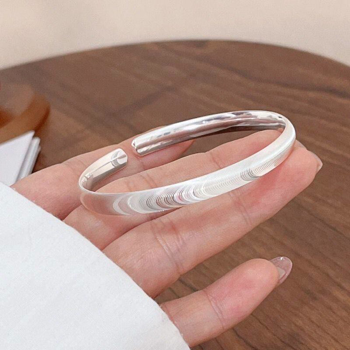 Bracelet manchette ouvert en argent, design minimaliste inspiré des vagues - image 5