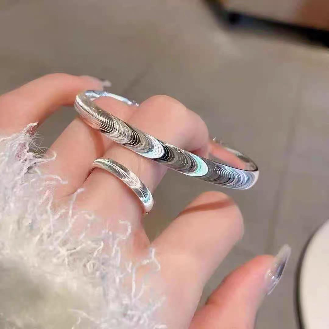 Bracelet manchette ouvert en argent, design minimaliste inspiré des vagues - image 0