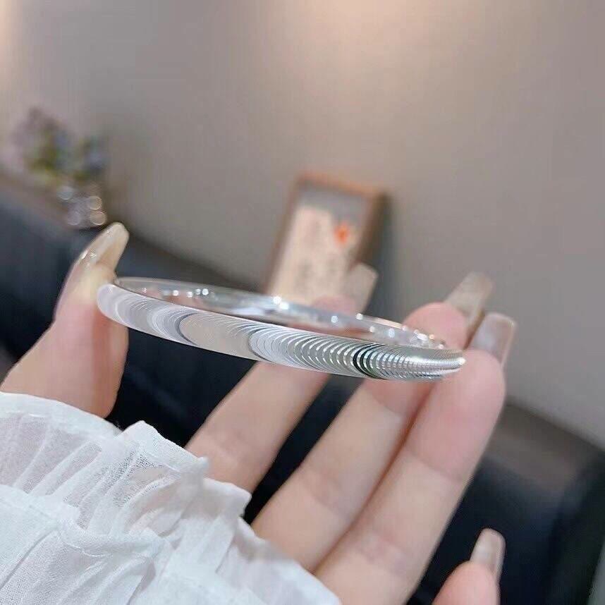 Bracelet manchette ouvert en argent, design minimaliste inspiré des vagues - image 4
