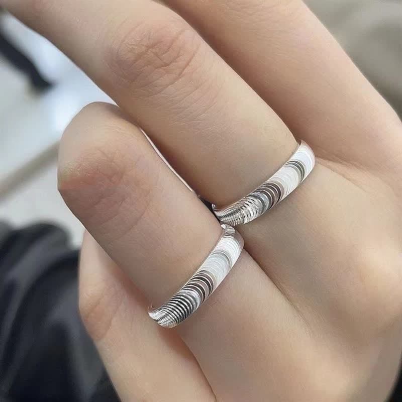 Bague minimaliste texturée à effet vague, un bijou tendance pour tous les jours. - image 1