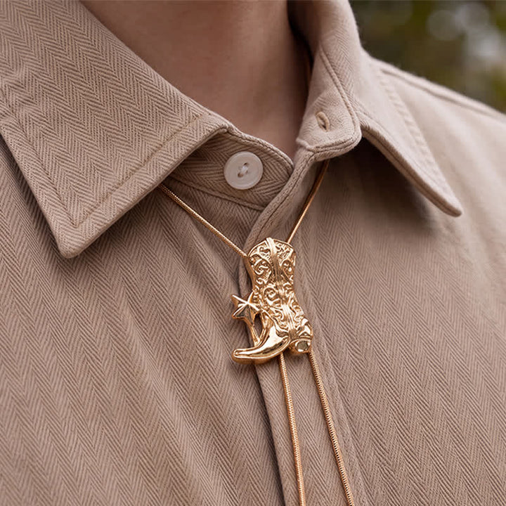 Bottes de cowboy avec collier bolo ajustable en forme de Y orné d'une étoile - image 1