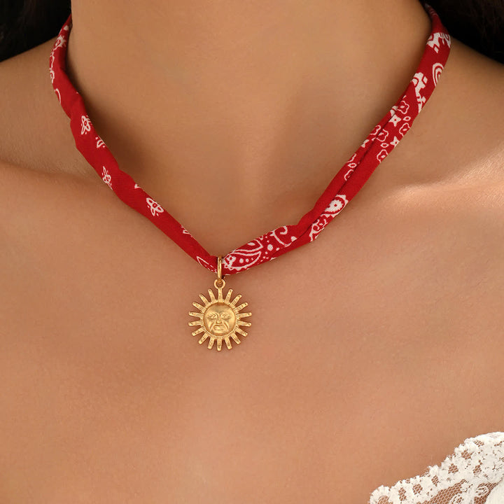 Écharpe/collier bandana rouge déesse du soleil à motifs cachemire - image 3