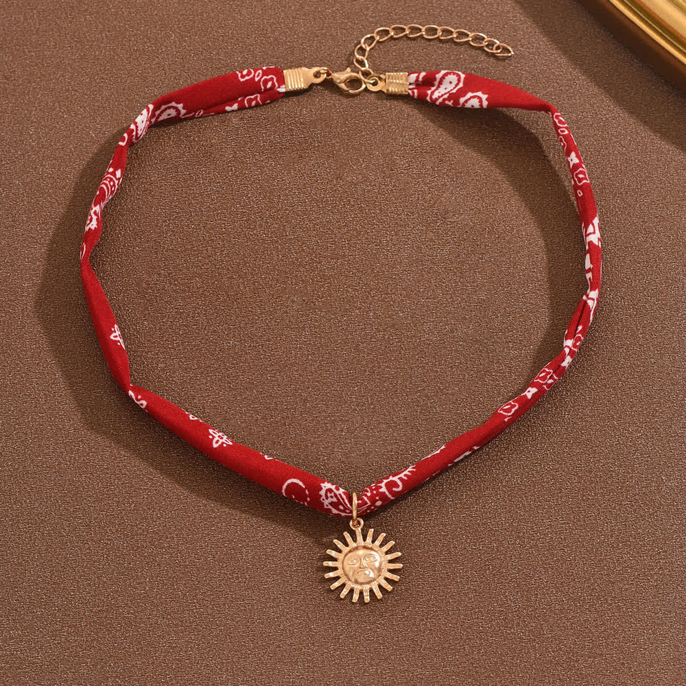 Écharpe/collier bandana rouge déesse du soleil à motifs cachemire - image 1