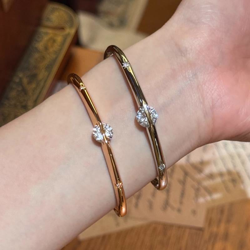 Bracelet jonc vintage en cuivre plaqué orné de zircon et de motifs planétaires rotatifs, idéal pour les femmes et les occasions spéciales. Bijou cadeau parfait pour les fêtes. - image 2