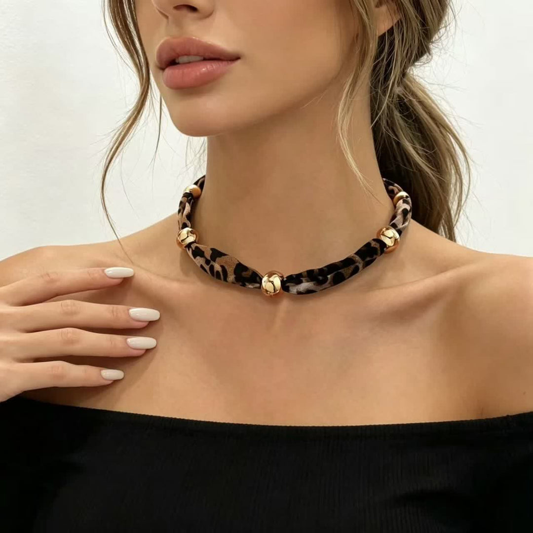 Écharpe-collier minimaliste à motif léopard avec perles dorées - Brun - image 0