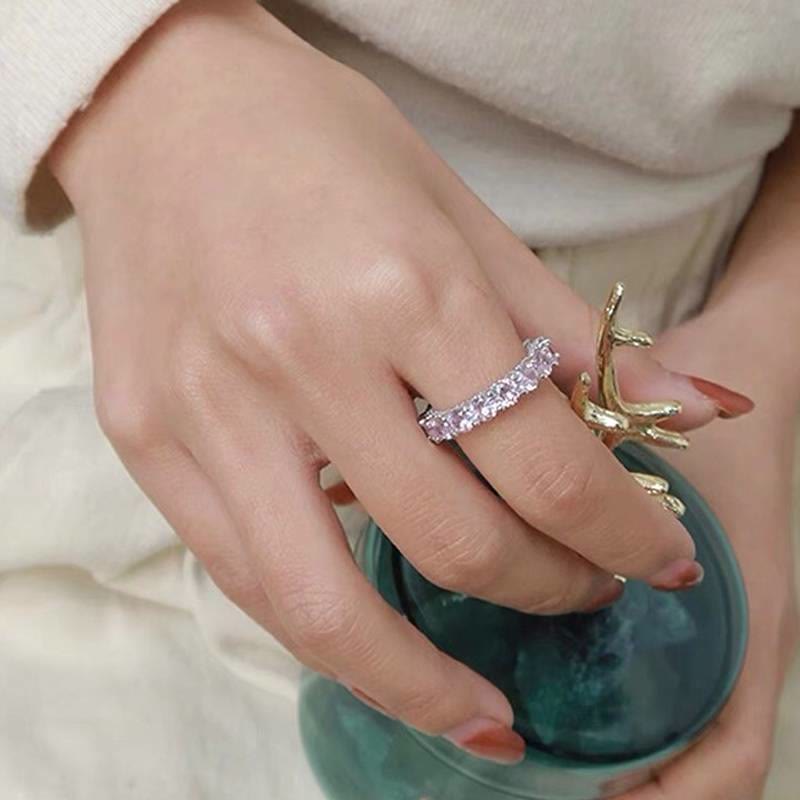 Bague sertie de zircon et de cristaux, ornée d'un anneau d'éternité, idéale pour les femmes et parfaite pour les fêtes. Bijou de soirée. - image 4
